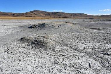 Güneşli bir günde 4000 metre yükseklikte Kailas Mandala Merkez noktası yakınında Bark plato dağlık manzara. Tibet, Çin