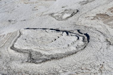 4000 metre den fazla yükseklikte Kailas Mandala Merkez noktası yakınındaki Barca platosu üzerinde yıpranmış kaya. Tibet, Çin