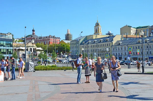 俄罗斯莫斯科 2018年8月11日 人们在莫斯科的特鲁布纳亚广场上行走 — 图库照片