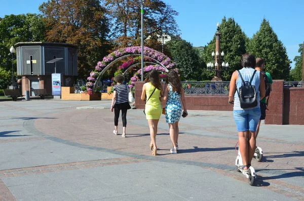 Moscú Rusia Agosto 2018 Personas Caminando Plaza Trubnaya Moscú Verano — Foto de Stock