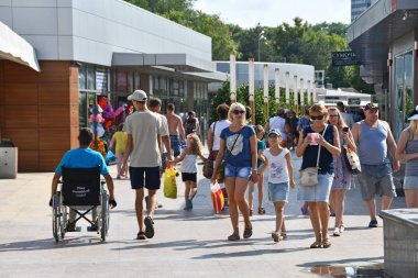 Anapa, Rusya, 18 Temmuz 2018. Yaz aylarında Rus tatil beldesi Anapa'nın gezinti yolunda yürüyen insanlar