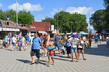 Anapa, Rusya, 18 Temmuz 2018. Yaz aylarında Rus tatil beldesi Anapa'nın gezinti yolunda yürüyen insanlar