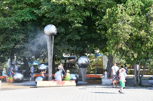阿纳帕 俄罗斯 2018年7月18日 在阿纳帕市 人们在喷泉旁 水球流 — 图库照片