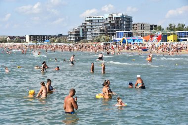 Anapa, Rusya, 16 Temmuz 2018. Güneşli bir günde Karadeniz'deki Anapa beldesinde dinlenenler