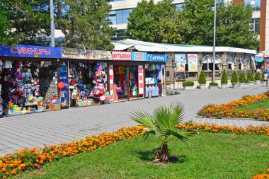 Anapa, Rusya, 14 Temmuz 2018. Yaz aylarında Anapa sokaklarında plaj aksesuarları, giysi ve Hediyelik Eşya Sokak ticareti