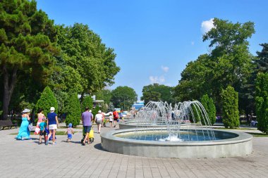 Anapa, Rusya, 14 Temmuz 2018. Anapa güneşli yaz gününde Sovyetler meydanından şehir plajına giden insanlar