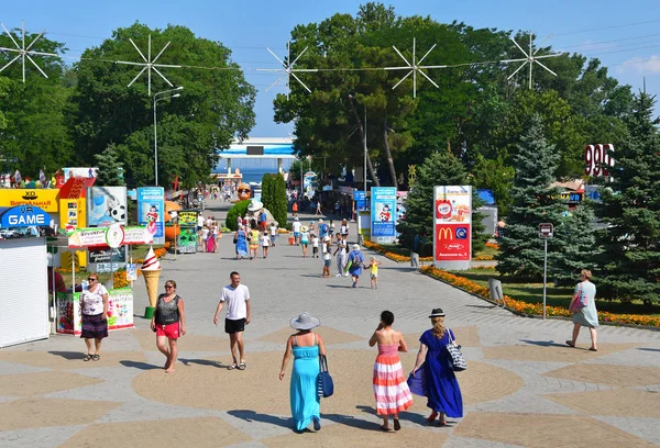 阿纳帕 俄罗斯 2018年7月14日 在阿纳帕阳光明媚的夏日 人们从苏联广场前往城市海滩 — 图库照片