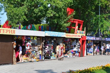 Anapa, Rusya, 14 Temmuz 2018. Yaz aylarında Anapa sokaklarında plaj aksesuarları, giysi ve Hediyelik Eşya Sokak ticareti