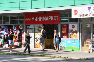 Anapa, Rusya, 14 Temmuz 2018. Anapa sokak Grebenskaya üzerinde Minimarket yakınında yürüyüş İnsanlar