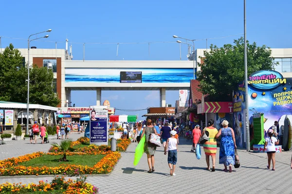 Anapa Rússia Julho 2018 Pessoas Andando Frente Praia Cidade — Fotografia de Stock