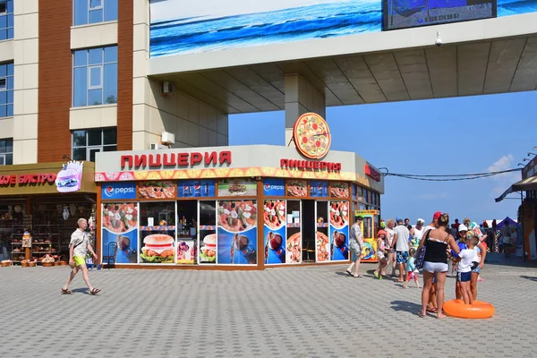 Anapa Rusia Julio 2018 Gente Caminando Cerca Pizzeria Paseo Marítimo — Foto de Stock