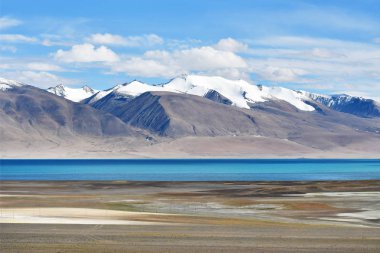 Çin, Tibet. Bulutların üzerinde göl Chovo Co (4765 m), kodlama Kangri (6666 m karlı dağlar eteğinde bulunan)