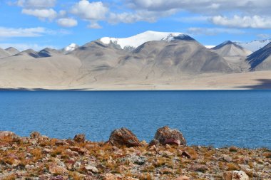 Çin, Tibet. Kutsal Gölü Chovo Co (4765 m) yaz gün
