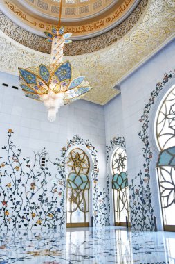  Abu Dhabi, Birleşik Arap Emirlikleri - Mart, 19, 2019: Güzel avize Şeyh Zayed Camii içinde bir çiçek şeklinde 