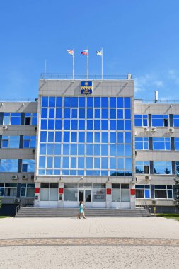 Anapa, Rusya, 16 Temmuz 2018. Anapa şehrinin şehir yönetiminin inşası. Sokak Crymskaya, ev 99