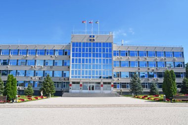 Anapa, Rusya, 16 Temmuz 2018. Anapa şehrinin şehir yönetiminin inşası. Sokak Crymskaya, ev 99