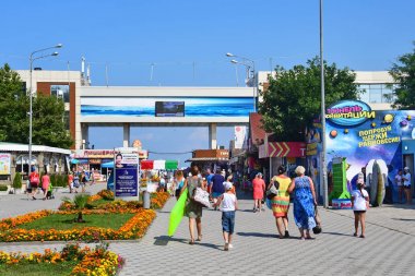 Anapa, Rusya, 14 Temmuz 2018. Şehir plajı önünde yürüyen insanlar