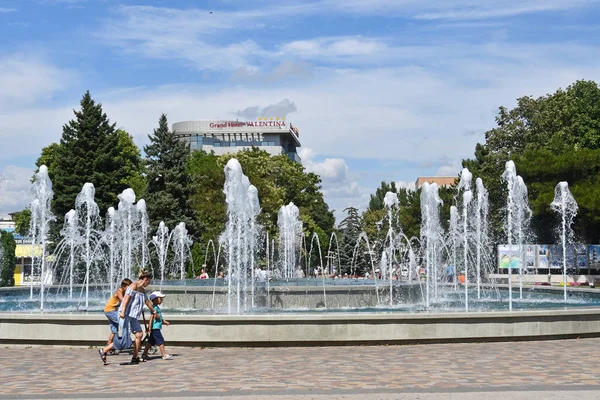 Anapa Rússia Julho 2018 Pessoas Caminhando Perto Fonte Musical Praça — Fotografia de Stock