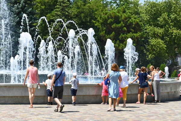 Anapa Rusland Juli 2018 Mensen Lopen Buurt Van Muzikale Fontein — Stockfoto