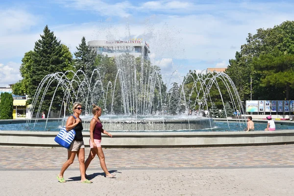 Anapa Russia Luglio 2018 Persone Che Camminano Vicino Alla Fontana — Foto Stock