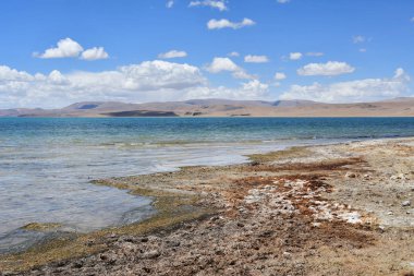 Tibet, güneşli bir günde Gomang gölü