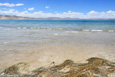 Tibet, güneşli bir günde Gomang gölü