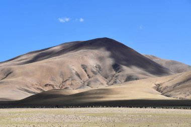 Tibet. Seling Gölü kıyısındadağ manzarası