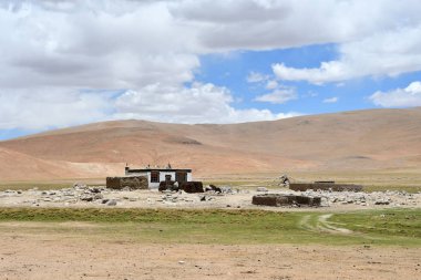 Çin. Tibet evi yaz aylarında dağlarda yüksek