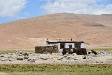 Çin. Tibet evi yaz aylarında dağlarda yüksek