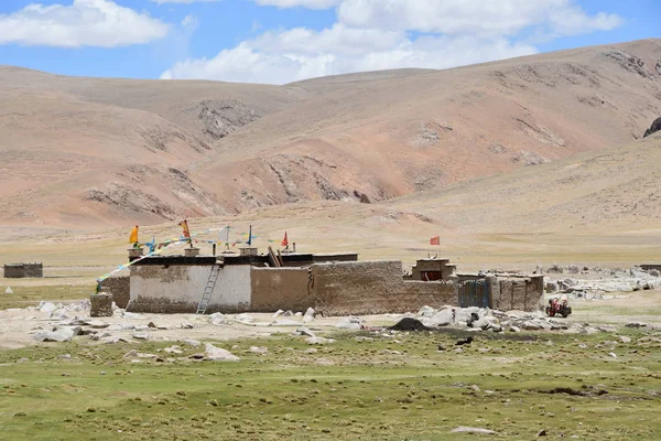 Tybetu Wysoka Górska Wioska Niedaleko Jeziora Gomang Lecie — Zdjęcie stockowe
