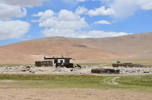 夏天山里高高的藏人房子 — 图库照片