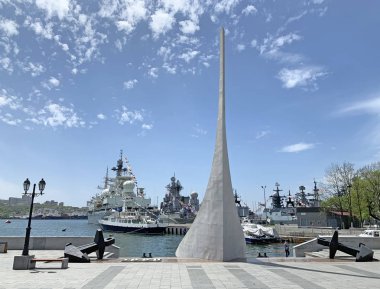 Vladivostok, Rusya, 21 Mayıs 2019. Güneşli bahar gününde Gemi seti (Karabelnaya) üzerinde şehrin kurucuları için Anıt