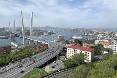 Mayıs ayında Açık havalarda, Rusya, Vladivostok Zolotoy Rog Bay ve Churkina Cape üzerinde Kablo-kaldı köprü