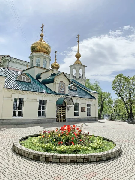 ロシア ウラジオストク晴れた春の日に神の母の仮定の教会 — ストック写真