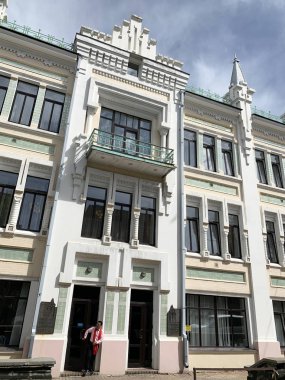 Vladivostok, Rusya, 21 Mayıs 2019. Tiyatrodan çıkan adam 1907-1908 yıllık inşaat, mimar - P. Wagner