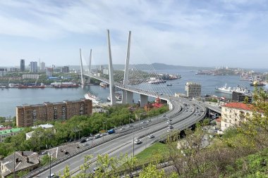 Mayıs ayında Açık havalarda, Rusya, Vladivostok Zolotoy Rog Bay ve Churkina Cape üzerinde Kablo-kaldı köprü