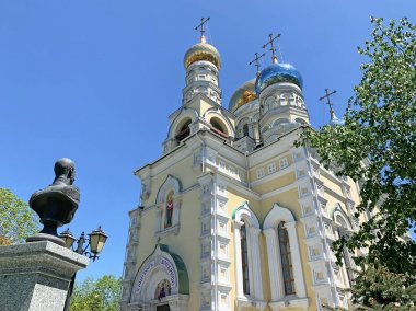 Vladivostok, Rusya, 23 Mayıs 2019. Güneşli bir günde ilkbaharda Vladivostok'taki kutsanmış bakirenin (Pokrovsky) Mütercimi Katedrali