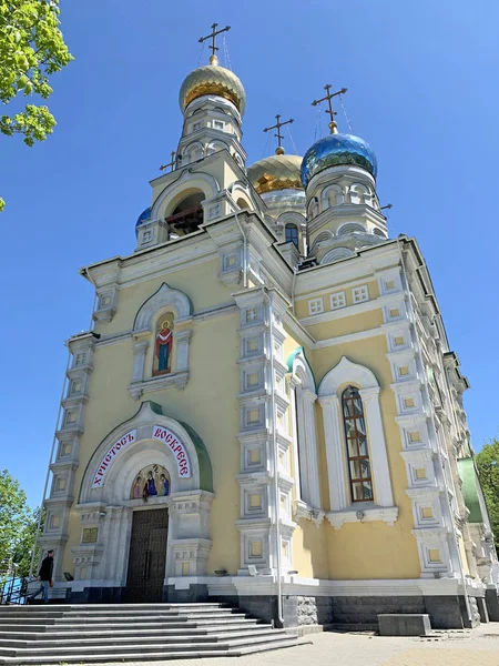 Vladivostok Ryssland Maj 2019 Människor Nära Katedralen Förbön Den Välsignade — Stockfoto