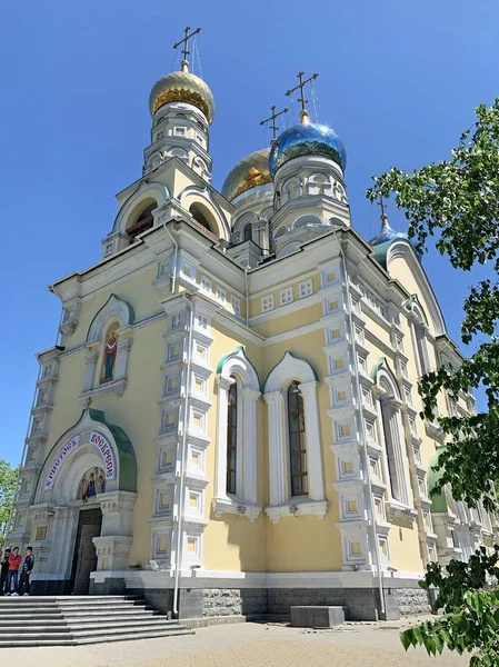 Vladivostok Rusia Mayo 2019 Gente Está Cerca Catedral Intercesión Virgen — Foto de Stock