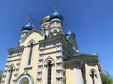 Güneşli bir günde ilkbaharda Vladivostok'taki kutsanmış bakirenin (Pokrovsky) Mütercimi Katedrali