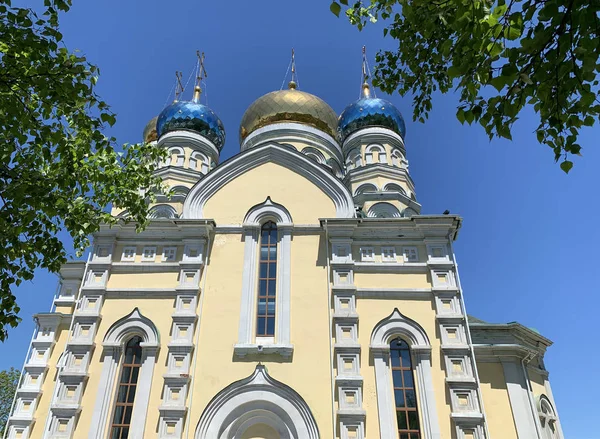 晴れた日の春のウラジオストクの祝福された処女 ポクロフスキー の交信の大聖堂 — ストック写真