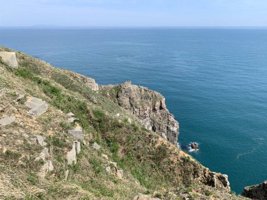 Rusya, Vladivostok. Güneşli bahar gününde İmparatoriçe Eugenie takımadalar Shkot adasının kayalık kıyı