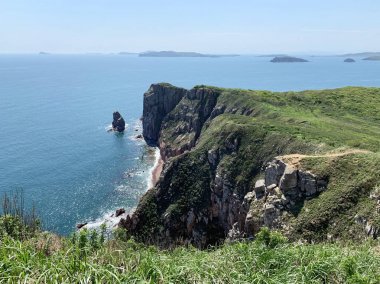 Rusya, Vladivostok. Berrak havalarda ilkbaharda Shkot güzel ada. Deniz Feneri (Mayachnyy, Mayachny))