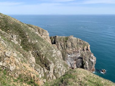 Rusya, Vladivostok. Güneşli bahar gününde İmparatoriçe Eugenie takımadalar Shkot adasının kayalık kıyı