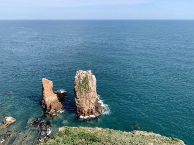 Rusya, Vladivostok. Shkot adası kıyılarında tek kayalar