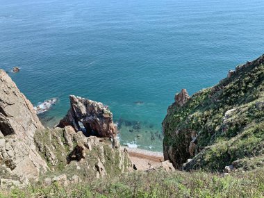 İlkbaharda Shkot adasının kayalık kıyısı. Rusya, Vladivostok