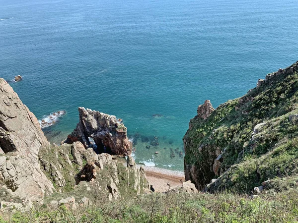İlkbaharda Shkot adasının kayalık kıyısı. Rusya, Vladivostok