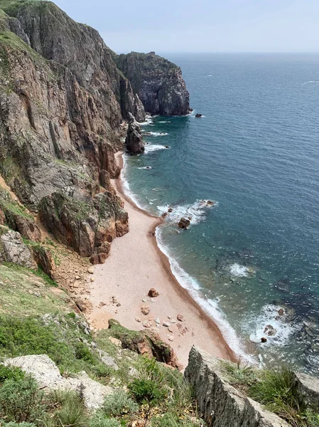 Rusya, Vladivostok. Yaz aylarında Shkot adasının Güney-Doğu kıyısı 