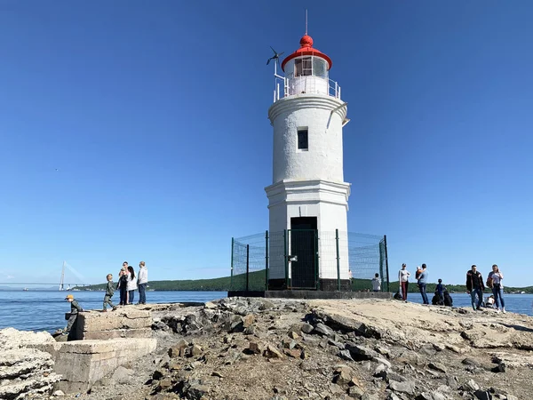 Vladivostok Rusia Junio 2019 Turistas Caminando Cerca Del Faro Egersheld — Foto de Stock