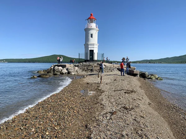 Vladivostok Rusia Junio 2019 Turistas Caminando Cerca Del Faro Egersheld — Foto de Stock